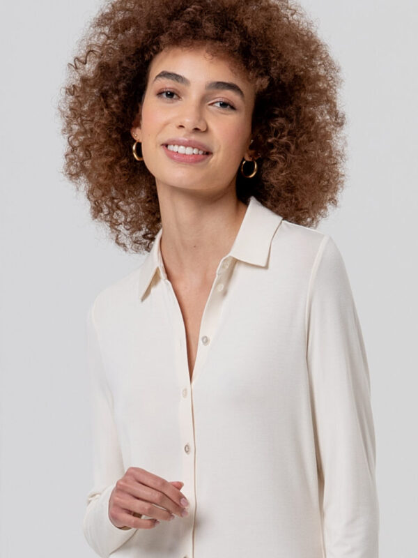 CAMISA AJUSTADA COLOR CRUDO