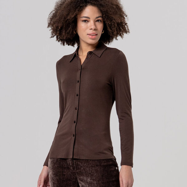 CAMISA AJUSTADA COLOR MARRÓN