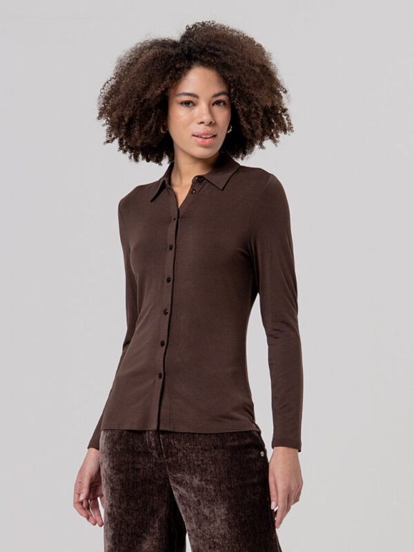 CAMISA AJUSTADA COLOR MARRÓN