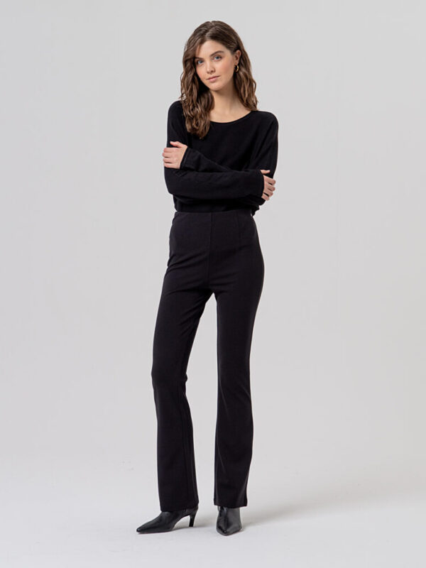 PANTALÓN ESTILO FLARE COLOR NEGRO