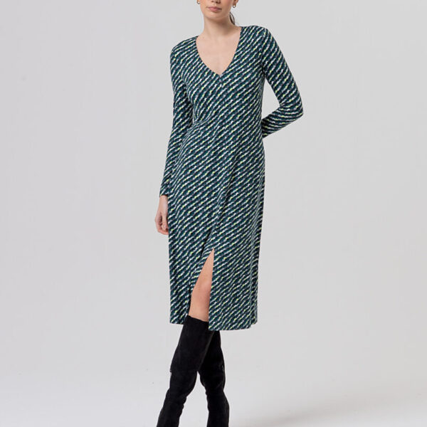 VESTIDO LARGO CON CUELLO DE PICO