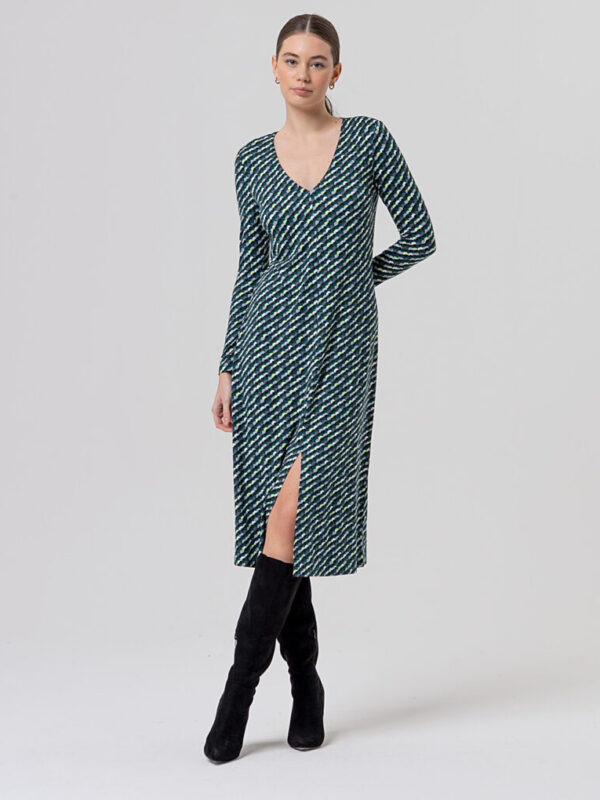 VESTIDO LARGO CON CUELLO DE PICO