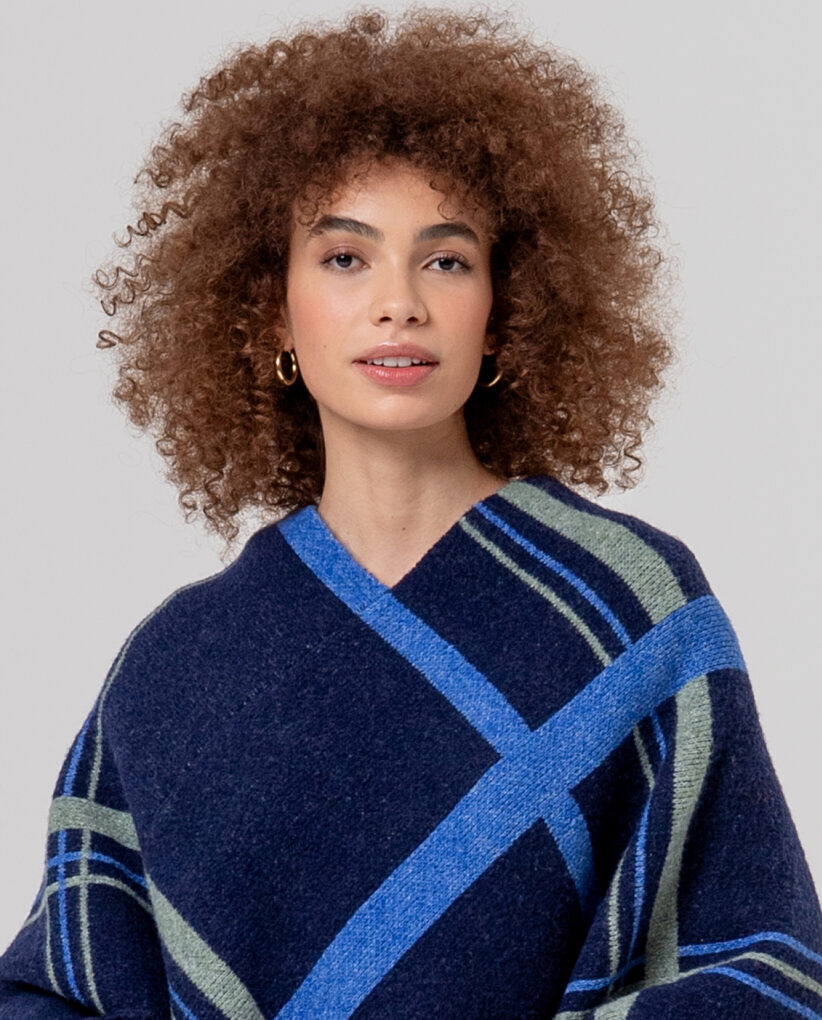 PONCHO DE JACQUARD CON FLECOS