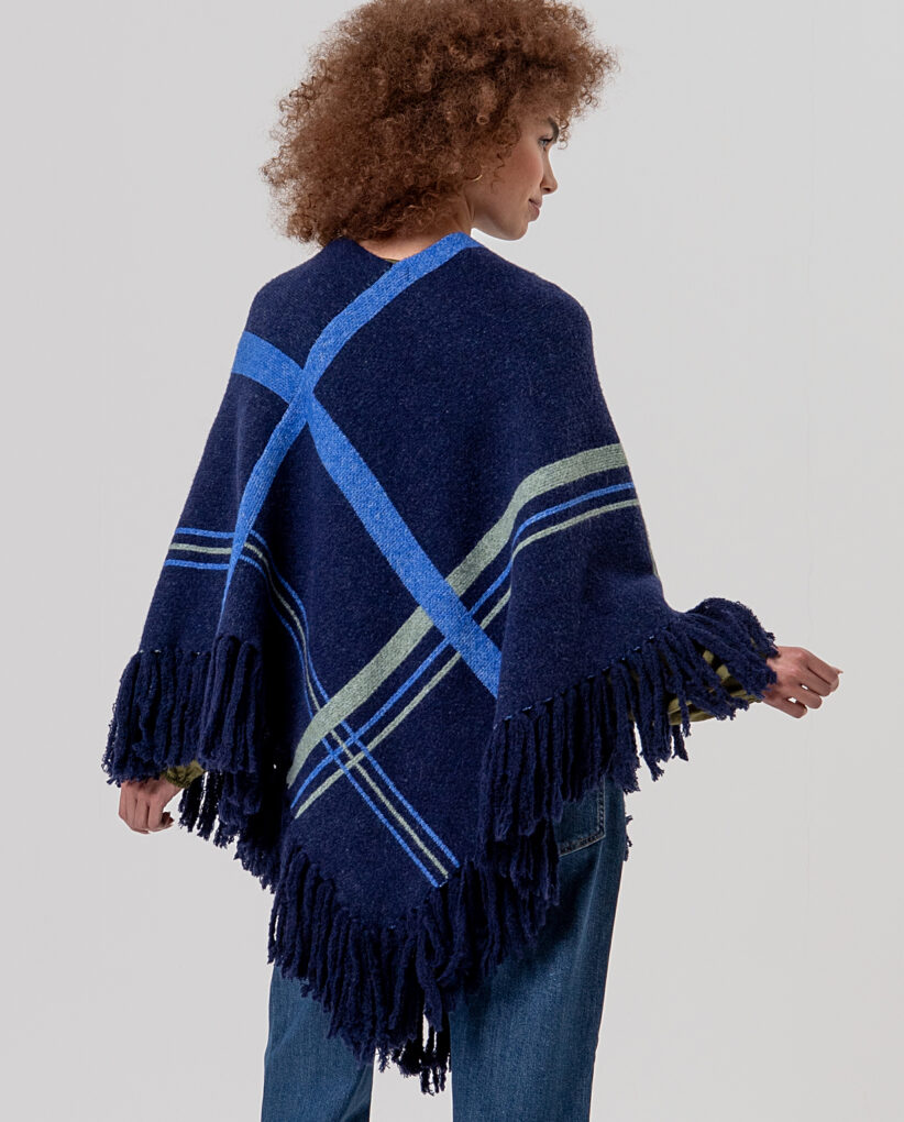 PONCHO DE JACQUARD CON FLECOS
