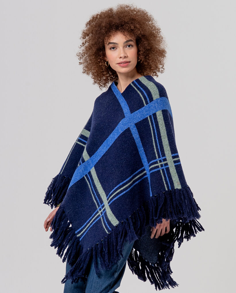 PONCHO DE JACQUARD CON FLECOS